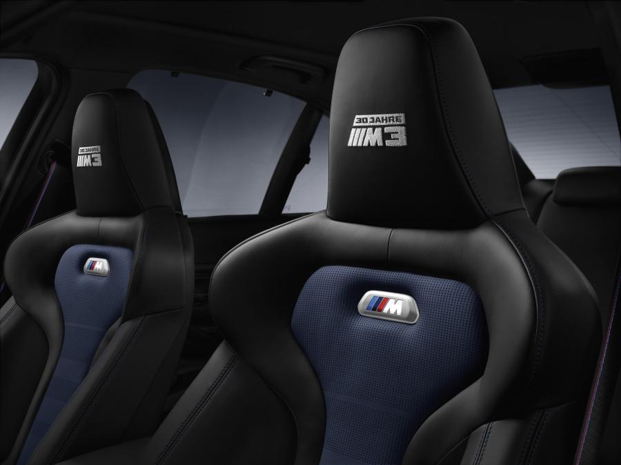 Детали интерьера BMW M3 30 Jahre Edition 2016 года  (фото 5 из 8)